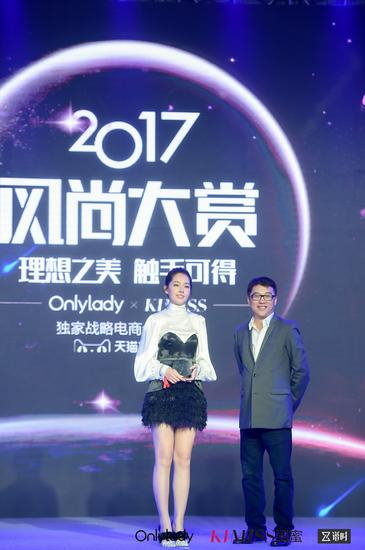 左：2017年度最具影响力风尚女演员郭碧婷；右：天猫美妆洗护总经理古迈