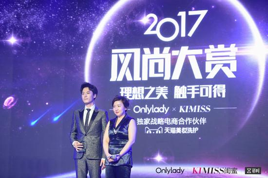 左：2017年度风尚人气男演员茅子俊；右：OnlyLady副总裁叶以婷