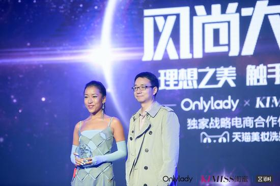 左：2017年度风尚实力女歌手吉克隽逸；右：微博运营副总经理陈福云