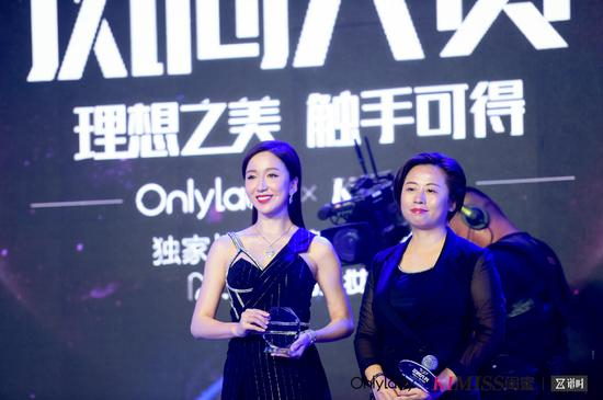 左：2017年度风尚跨界女演员娄艺潇；右：新榜副总裁沈涓