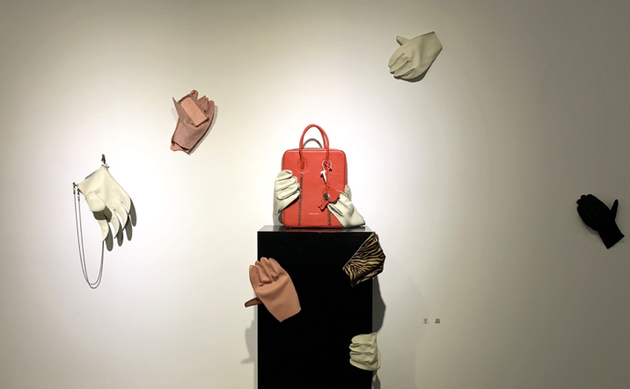 　　王晶作品：作品用一些手工手套与我们日常所能触碰的场景、用品做结合，手伸进这些手套的时候像是固定在了某处，伸手的人们也得以在此做短暂的停留与休憩。