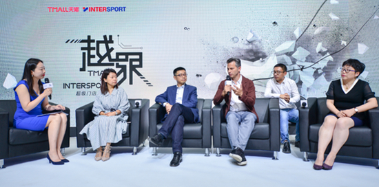 Intersport 品牌全球CEO Victor Duran（右三）、江苏天马网络集团董事长兼 Intersport 茵特体育投资人孙颖（右一）、天猫总裁靖捷（左三）、天猫时尚&奢侈品总经理尔丁（左二）在发布会现场举办圆桌论坛