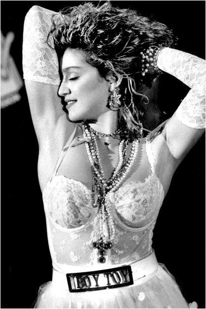 　　1984年MTV VMA 颁奖典礼现场造型， “Boy Toy” 在未来很长一段时间内成了Madonna 的绰号， 数年后， 成为了她自己巡演制作公司的名称