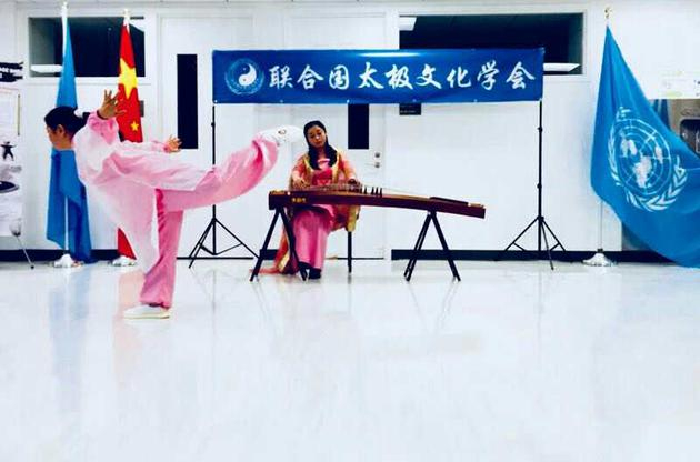 　　刘桂芳进行了太乙游龙拳套路展演，旅美古筝演奏家吴中蓓为刘女士的表演现场伴奏了她原创的古筝曲《谷雨。游龙》