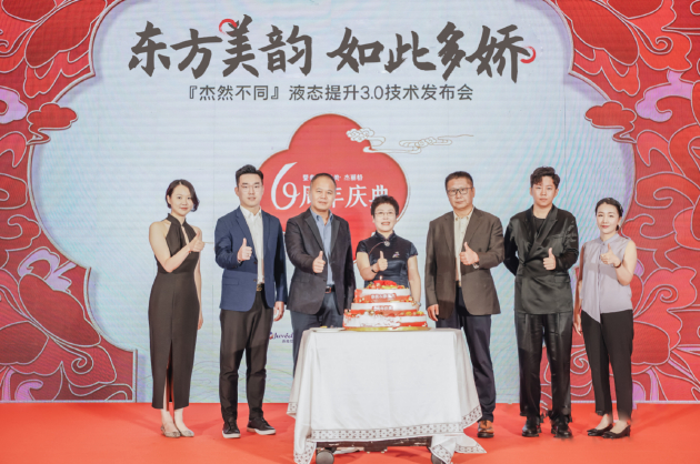 嘉宾合影(左起艾尔建北一大区经理袁茜、双美全国营销总监赵何君、联合丽格集团副董事长张鸣溪、泰美丽格 泰美·杰丽格总院长王忠杰医生、联合丽格集团董事长李滨、欣可丽美学北京区域经理马森、新肤源胶原项目负责人余敏俊)