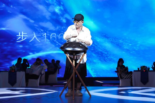 于阵阵轻柔空灵的手碟击打乐声中，#1664法蓝晚宴#优雅揭幕