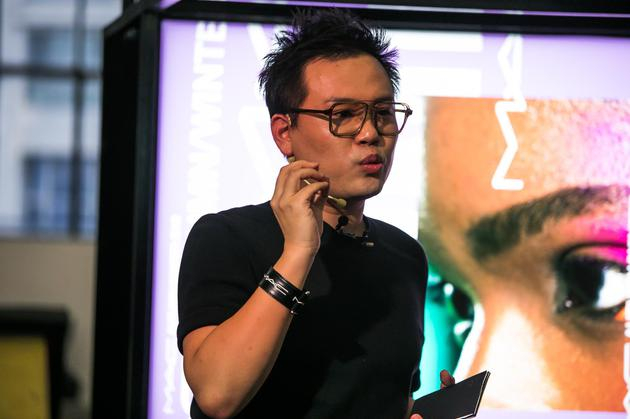 （M·A·C魅可资深彩妆师许佳现场演绎妆容流行趋势）