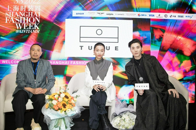 从左到右：艺术家陈晋、艺术家及「TUYUE涂月」创始人杨盈盈、新锐音乐人裘德