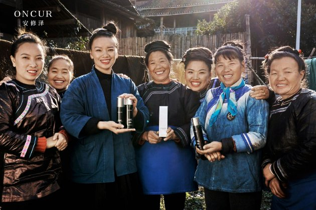 安修泽与贵州榕江植物染梦想工坊的织娘