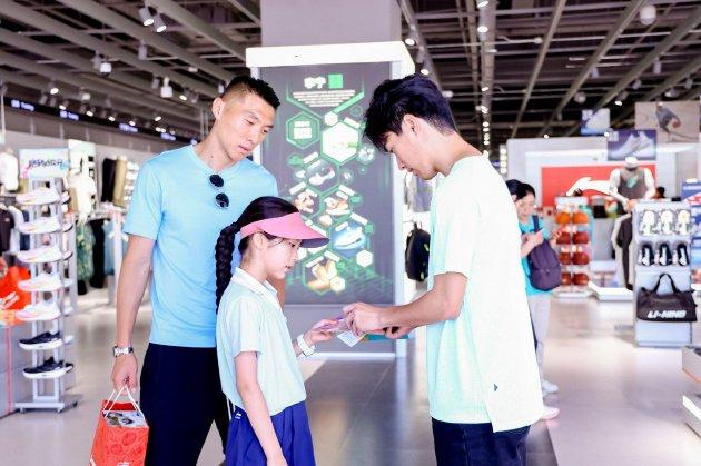 (“李宁运动科技亲子日”主题活动现场)