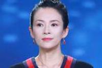 章子怡扎减龄丸子头短裙露美腿 从影20年笑容依旧甜