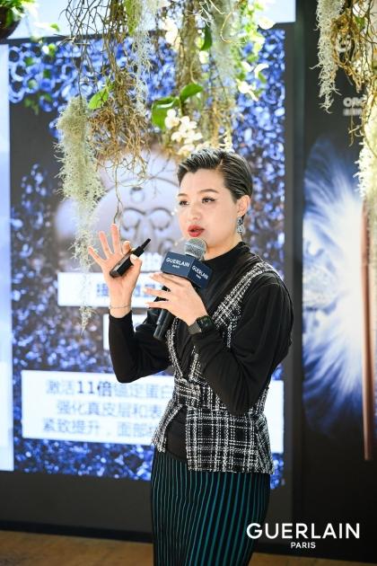图:娇兰专业产品讲师生动讲解全新超“升”瓶精华