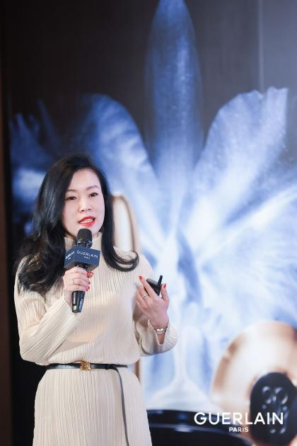 图:娇兰专业产品讲师生动讲解全新超“升”瓶精华
