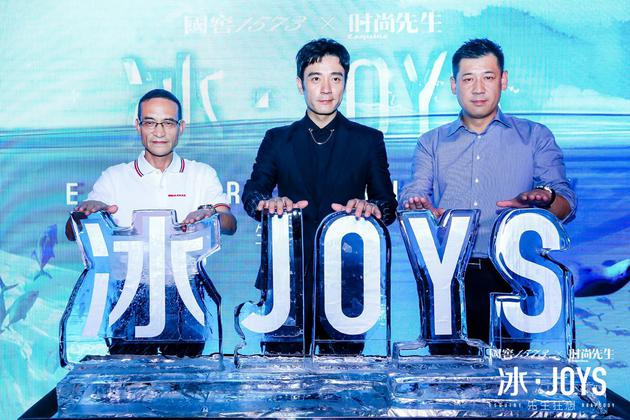 　　李光洁与时尚集团副总裁、《时尚先生Esquire》出品人余辉（右），泸州老窖股份有限公司副总经理、首席质量官何诚（左）共同为北京站启幕