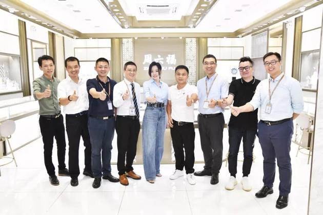 品牌代言人张靓颖（中）与周六福各高层领导合影