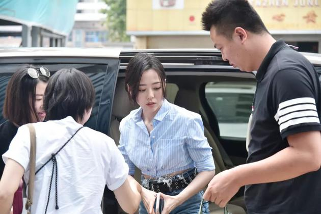 代言人张靓颖抵达周六福珠宝总部现场