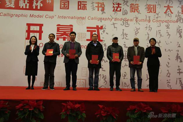 　　上海市文化和旅游局党组副书记、副局长杭春芳和松江区人民政府副区长龙婉丽为三等奖的作者代表孔宪勇、曹旭、卢俊山、任行志、朱盛新颁发获奖证书