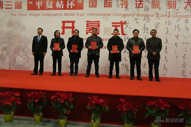 　　中国书法家协会副主席、草书委员会主任刘洪彪和中共松江区委副书记李谦为获得一等奖作者郑荣嘉、李自君、唐东进、谭涛、刘远明颁发获奖证书