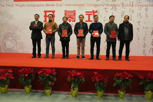 　　上海市书协主席丁申阳和松江区人大常委会主任唐海东上台为二等奖的作者代表王志杰、焦健、陈晓、常智安、朱冬颁发获奖证书