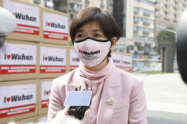 捐赠时尚科技口罩现场