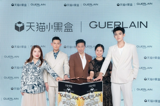　　　图：（从左到右）天猫美妆总经理Cindy女士，天猫品牌营销中心总经理苏誉先生，LVMH集团大中华区总裁吴越先生，法国娇兰中国区总经理周海茵女士与法国娇兰护肤大使陈飞宇先生一同开启天猫小黑盒