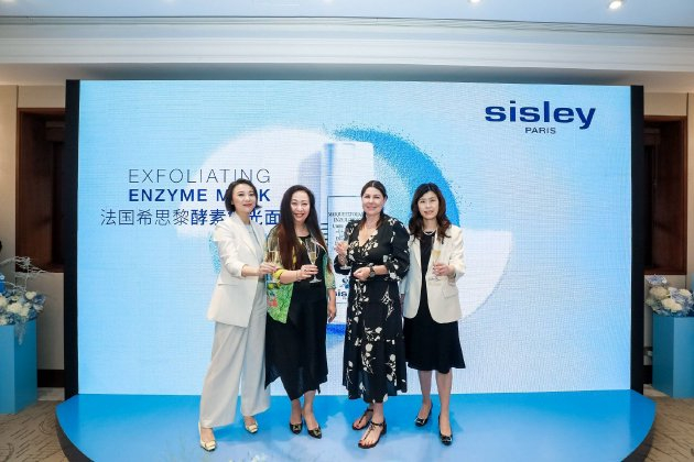 　　从左到右依次为法国希思黎中国区培训总监 王晶晶、法国希思黎中国区董事总经理 Susana彭嘉颖、法国希思黎亚太区资深市场总监 Nathalie Chesnier，法国希思黎中国区市场副总监 许卫华