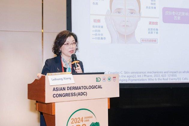 项蕾红教授作《亚洲人群皮肤衰老机制与评价》报告