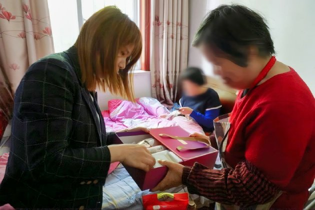 Avon雅芳代表与妇联代表一同走访慰问困难妇女