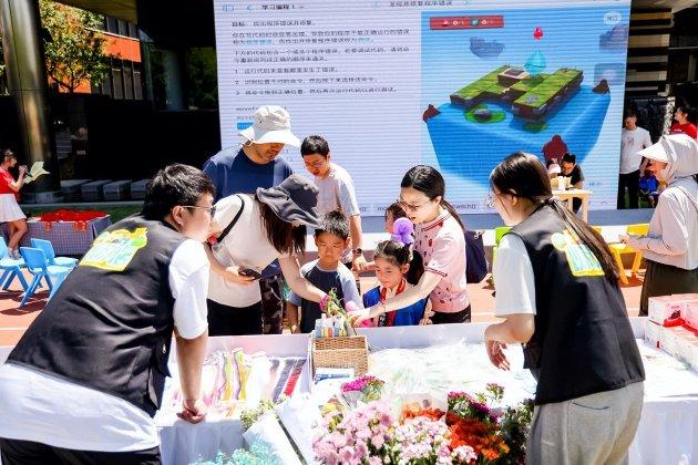 (“李宁运动科技亲子日”主题活动手工制作休闲区)
