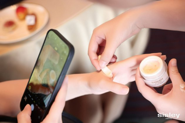 法国希思黎致臻夜间修护眼部精粹乳“润养弹力膜”质地