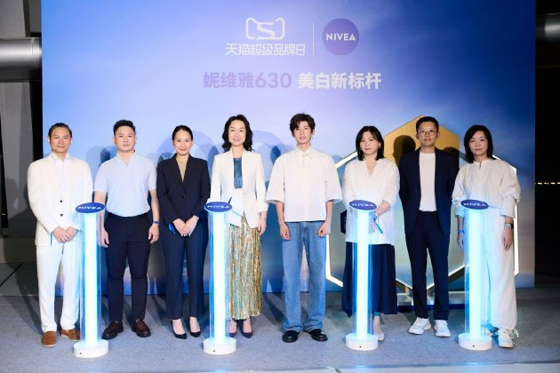 点灯仪式，左起：拜尔斯道夫中国企业事务总经理雷开霆、拜尔斯道夫中国电子商务总经理唐明、妮维雅大中华区创新与营销 VP Mattanee Nitchote、拜尔斯道夫集团东北亚董事总经理薛薇、妮维雅品牌代言人（面部护理系列）王源、天猫大快消美妆行业总经理怡文、天猫新品中心负责人沐兴、天猫大快消美妆行业大众线及日韩线负责人微知