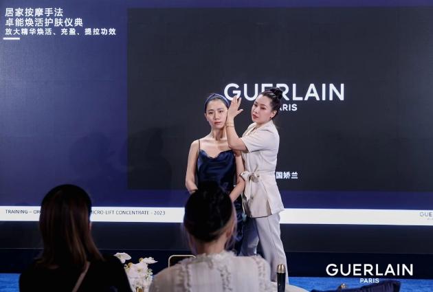 图:娇兰专业美容师让来宾现场体验全新超“升”瓶精华的卓越肤感