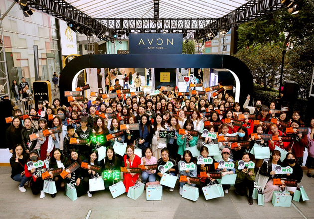 “灯芯”齐聚“AVON×邓伦香氛游乐园”，甜蜜庆生嗨爆现场