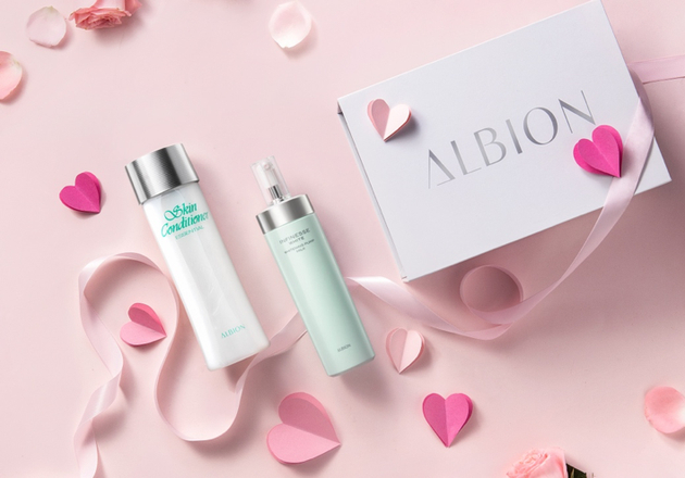　　（左：ALBION澳尔滨爽肤精萃液，330ml/RMB640 右：ALBION澳尔滨优活润白紧妍渗透乳，200g/540RMB） 