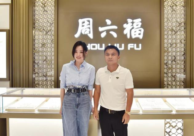 张靓颖亲临周六福珠宝总部展厅