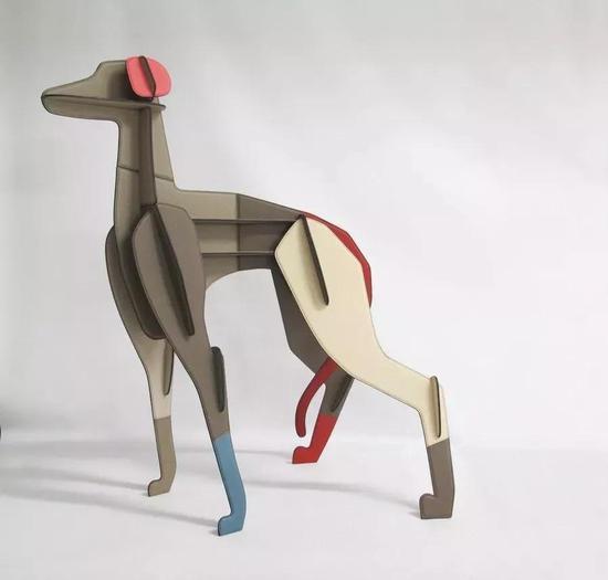 用皮革制成猎犬雕塑