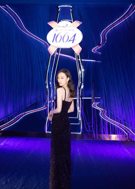 1664中国区首位品牌代言人倪妮优雅现身法蓝晚宴