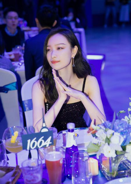 　1664中国区首位品牌代言人倪妮优雅现身法蓝晚宴