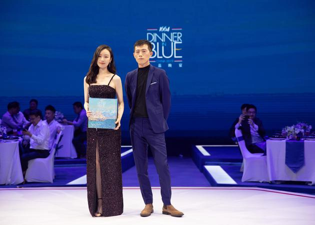 安东尼先生将礼盒赠与1664中国区首位品牌代言人倪妮