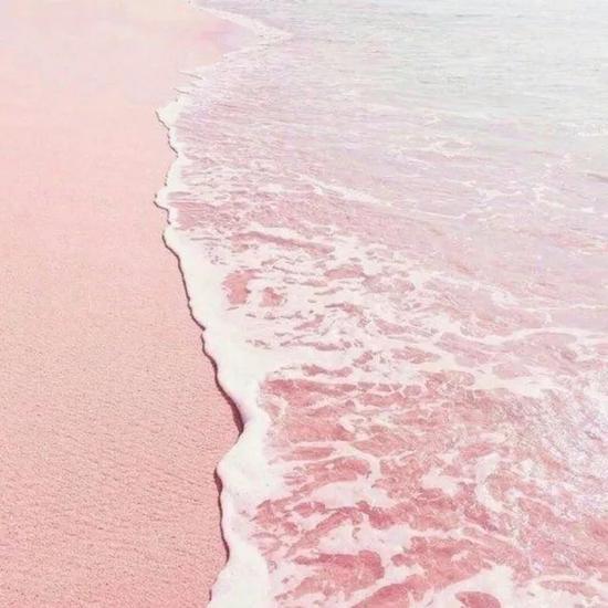 卡伦沙滩之所以呈现粉红色，是因为沙滩中带有大量被海水长年冲刷的粉红珊瑚