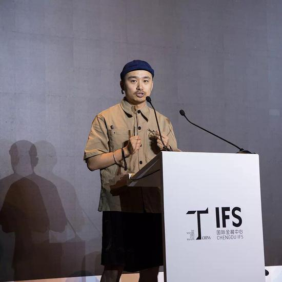 资深杂志⼈和专栏作家，活跃的社交媒体发⾔者熊小默带来‘数字浪潮下的文化消费’主题演讲