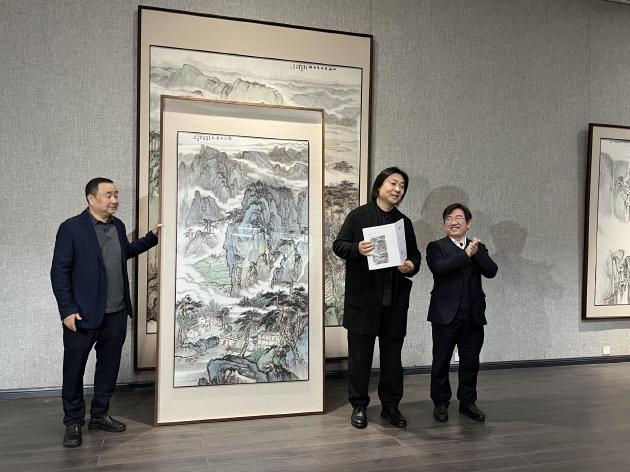 捐赠作品现场-湖南省文联党组成员、副主席、秘书长邓清柯(右)为艺术家石峰(中)颁发捐赠证书,湖南省画院院长石纲(左)接受捐赠