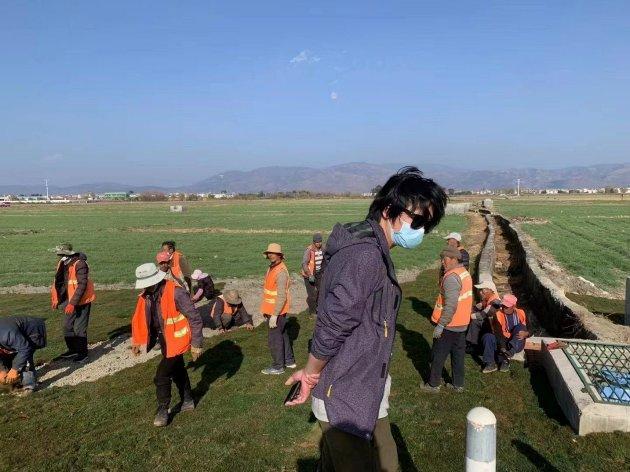 陈凌杰在大理喜洲稻田艺术公园的施工现场(2022)