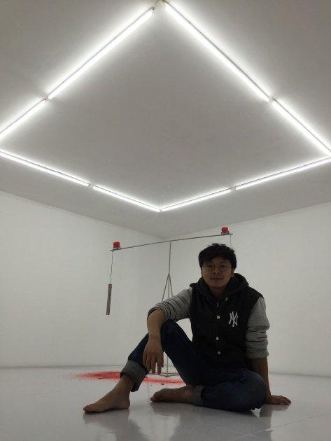 ‘阿拉法俄梅戛’展览现场的陈凌杰 (2014)