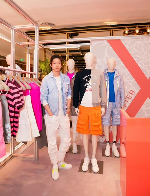 屈楚萧逛店照