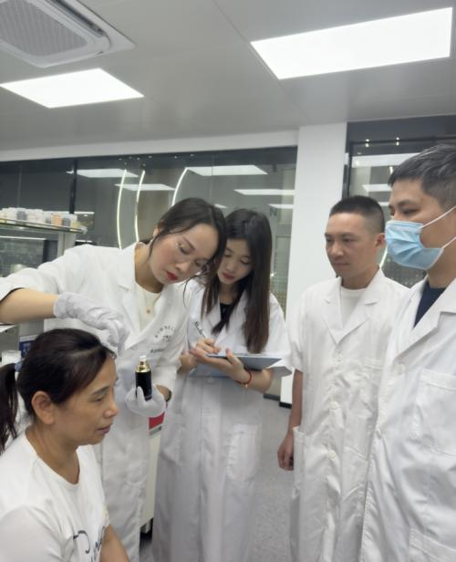花潼品牌创始人谢薇与研发团队测试产品功效