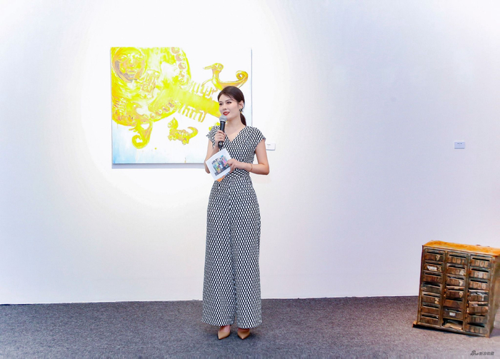 本次展览的主持人9958艺术疗愈计划爱心大使盛婉婉