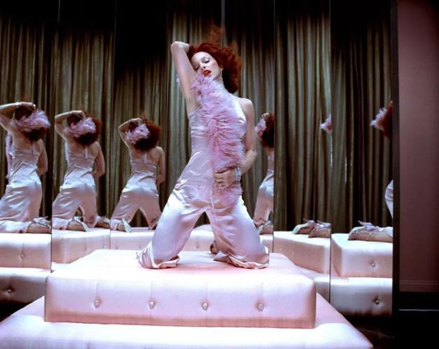 涉嫌抄袭Guy Bourdin 的MV “Hollywood”