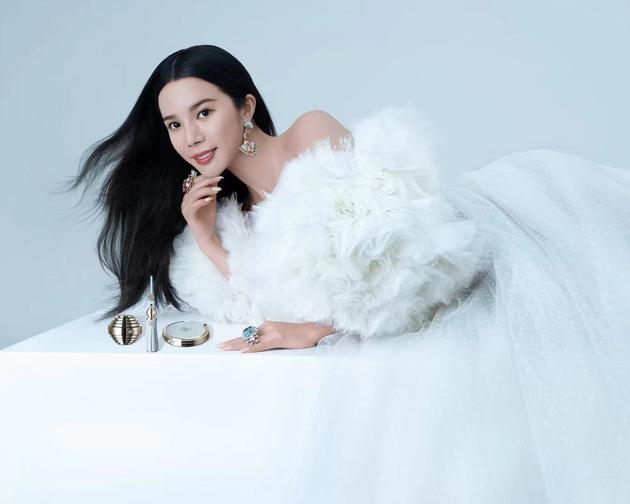 图二：余晚晚Wendy Yu于2021年2月推出YUMEE瑜幂品牌