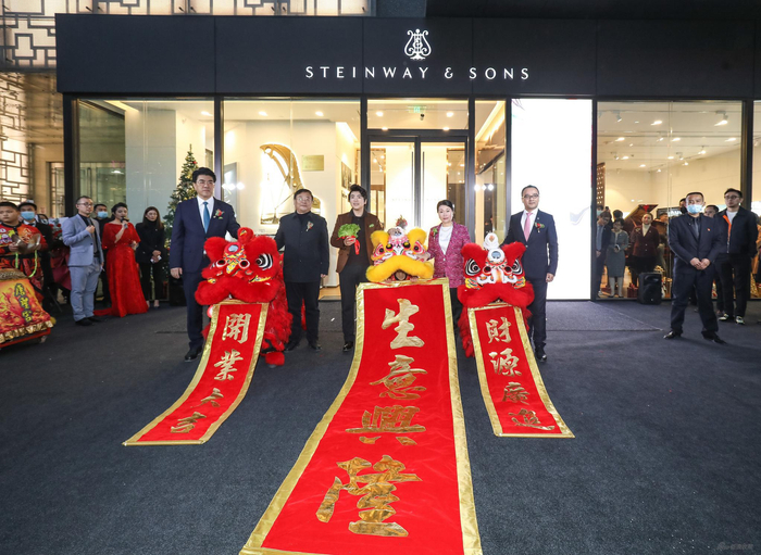 　　国际钢琴大师、施坦威艺术家郎朗先生（左三）和施坦威亚太区总裁位炜女士（左四）共同为施坦威之家西安开幕庆典点睛采青，送上祥瑞祝福